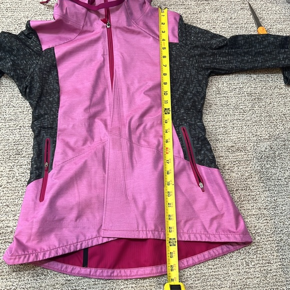 The north face jacket, hooded, and wind resistant - Picture 15 of 16